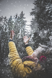 为雪和美好的冬天祈祷的女孩