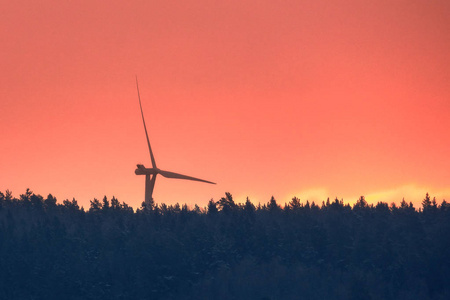 风力涡轮机在美丽的日落。风电场的背景下, 猩红的天空。再生能源