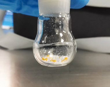 将化学试剂 (白色和黄色粉末) 称量成玻璃瓶.