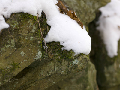 白雪覆盖的灰色岩石, 特写