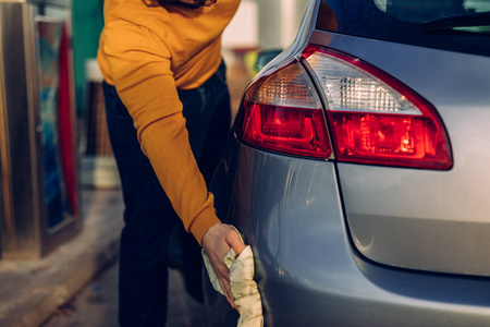 擦车布户外与男性的镜头照片