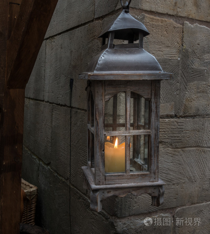 在古老的欧洲城市中的旧灯笼