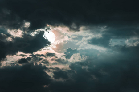 乌云遮住月亮图片