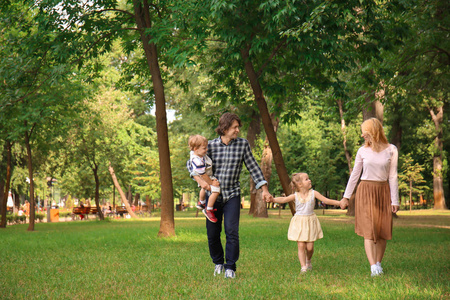 快乐家庭漫步绿色公园