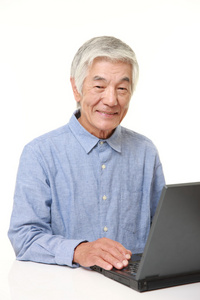 使用便携式计算机的高级日本人