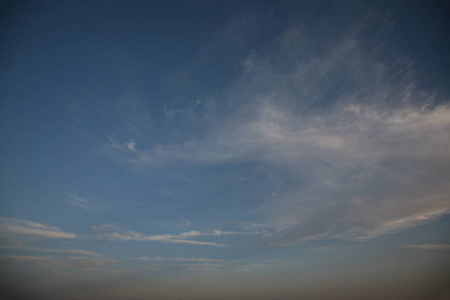 云彩就像大海上美丽的波浪这天空背景是傍晚风散步的完美