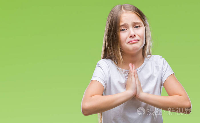 年轻漂亮的女孩在与世隔绝的背景下乞求和祈祷, 双手抱在一起, 脸上带