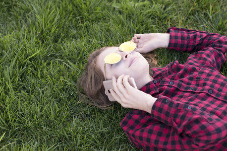 戴着清凉眼镜躺在青草上的女孩