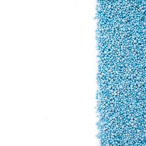 顶视图的模式蓝色尿素肥料上白色孤立