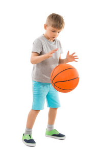 可爱的男孩玩篮球