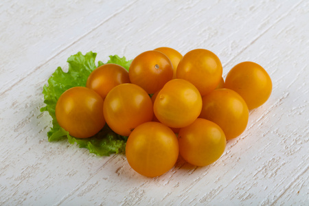 新鲜成熟的黄色番茄