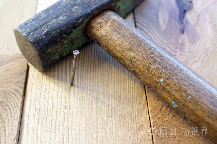 钉子在板和锤子