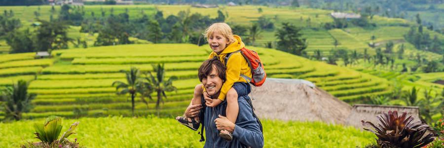 父亲和儿子的旅行者摆在 Jatiluwih 米梯田, 巴厘岛, 印度尼西亚