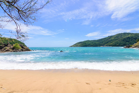 美丽的波浪在海滩, 清澈的水, 白色的沙子在您的假日在安达曼海普吉岛泰国