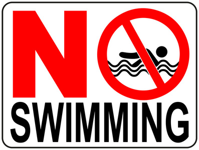 象征禁止游泳的标志的柱子.