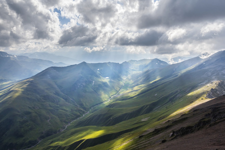 绿色山山谷风景