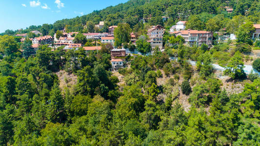 鸟瞰全景 Platres 村, 冬季度假村, 特罗多斯山, 利马索尔, 塞浦路斯。鸟瞰松树林, 红屋顶平铺房屋, 酒店, pan