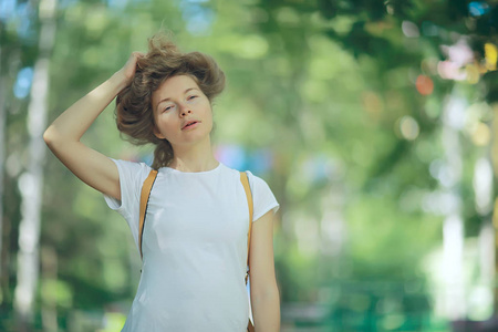 年轻美丽的卷发妇女的浪漫肖像