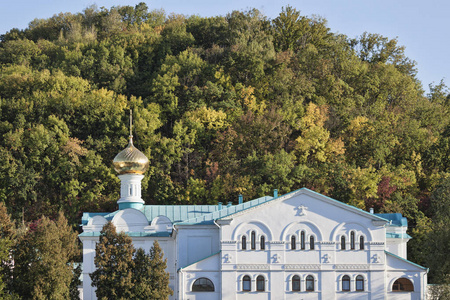 建筑物 Sviatohirsk 亚历山大涅夫斯基在小山的背景下, 覆盖着郁郁葱葱的植被。秋天即将来临