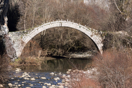 Vikos 峡谷和条与布莱德山脉 Kontodimos 或拉扎里迪斯古桥的景观, Zagori, 伊庇, 希腊