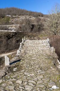 Vikos 峡谷 Missios 古桥景观与条与布莱德山脉 Zagori 伊庇希腊