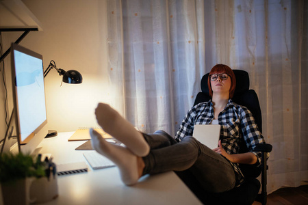 一个工作狂的年轻女子在家里睡觉的全长肖像照片