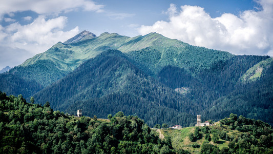 看着在 ushguli 地区,格鲁吉亚大高加索山脉的 ushguli,格鲁吉亚-2015