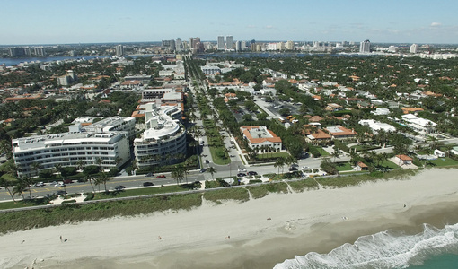 水颜色的棕榈滩，佛罗里达州的鸟瞰图