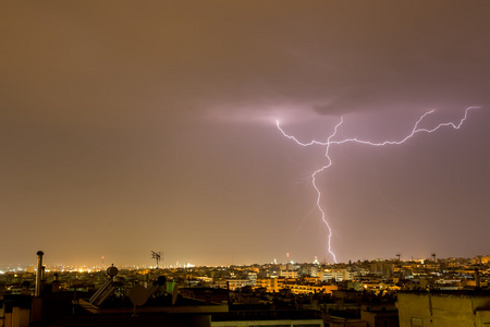 闪电风暴打击希腊萨洛尼卡的市