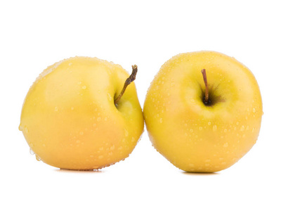 两个全黄色的苹果在白色背景下被隔离。健康有机水果和维他命