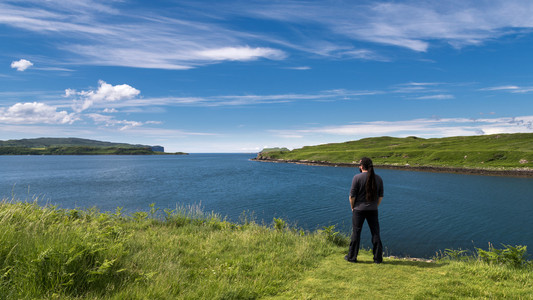 男人欣赏美丽的苏格兰风景，尼斯湖 Harport