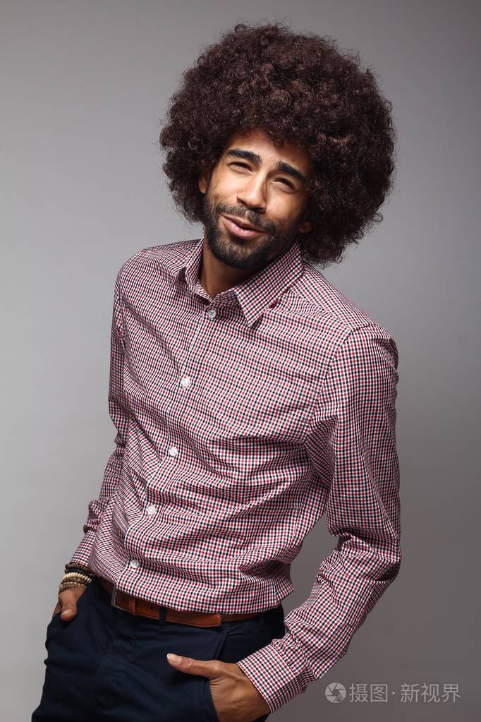 大头发的黑人快乐的人