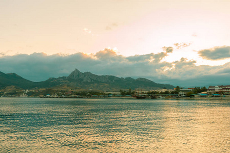 夕阳下的海景风景如画的景色