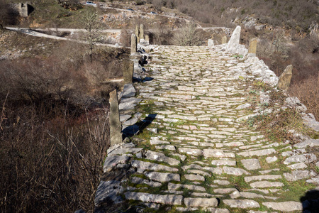 Vikos 峡谷 Missios 古桥景观与条与布莱德山脉 Zagori 伊庇希腊