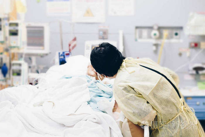 在医院重症监护病房 (icu) 病房的病人病床上感染了80s 岁的老年患
