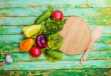 在一张木桌上的新鲜蔬菜。背景。健康的生活方式