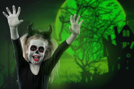 万圣节, 脸部艺术, 头骨组成的概念.黑暗的森林和可怕的童话照片