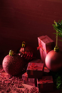 圣诞节背景与装饰和礼物箱子在木红色板
