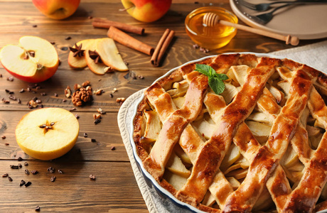 木桌上配有美味苹果馅饼的菜肴图片