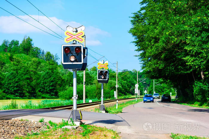 捷克共和国铁路的警示信号.汽车到达铁路道口