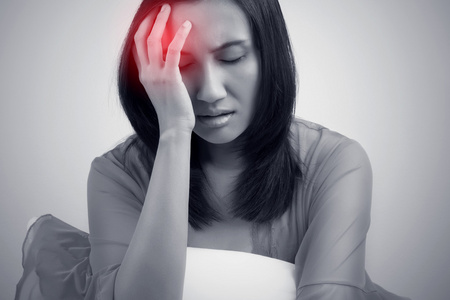 有偏头痛, 压力, insomn失眠和绝望的美丽拉丁女人晚上醒着,不能睡觉