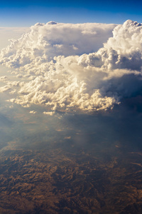 看到一架飞机从云层的山