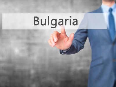 保加利亚商人手按虚拟屏幕按钮