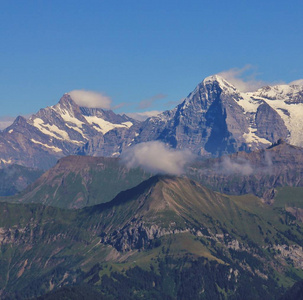 著名的山 Eiger 和 Monch。Eiger 北面。从芒 Niesen 查看。Bernese Oberland, 瑞士