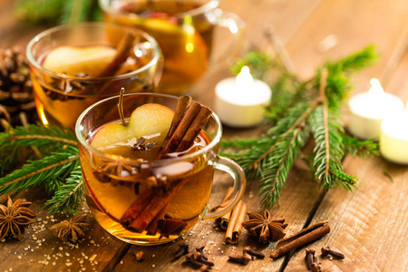 用肉桂丁香和茴香来做苹果酒。传统圣诞饮品