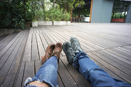 骑坐男人腿上图片