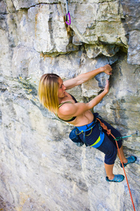 这个女孩爬上岩石