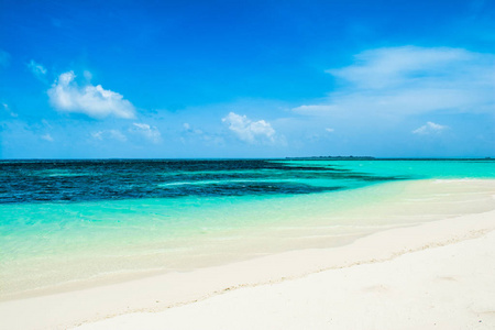 美丽的风景的清除绿松石印度洋，马尔代夫群岛