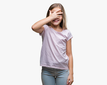 看着通过手指尴尬的表情金发少女女孩穿着粉红色的毛衣偷看在休克