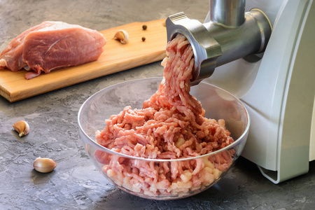 磨肉, 做碎肉.有用的家庭食品照片